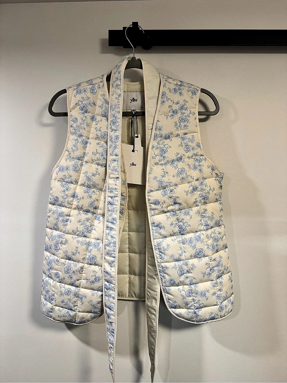 yRw Floral Quilted Vest in Cream & Blue Size M/L NWT